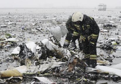 Un total de 62 personas, entre ellas dos españoles miembros de la tripulación, perecieron en la madrugada del sábado al estrellarse un avión Boeing 737 de la compañía de bajo coste FlyDubai cuando intentaba aterrizar en el aeropuerto de la ciudad rusa de Rostov del Don. En la imagen, servicios de emergencia buscan restos en el lugar del accidente.