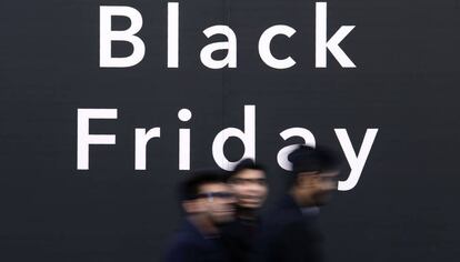 Carteles con ofertas del Black Friday en Londrés