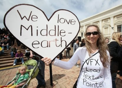 Una manifestante protesta por la posibilidad de la marcha del rodaje de 'El hobbit' de Nueva Zelanda