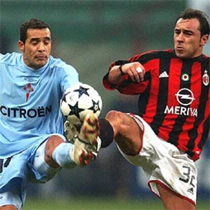 Christian Brocchi del Milán y Juanfran del Celta pelean por el balón.