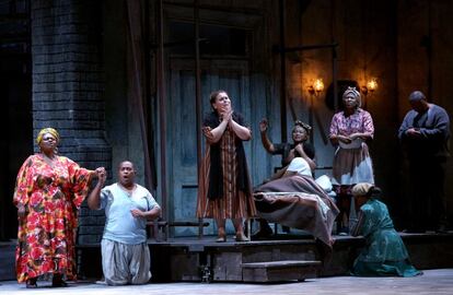 Plano general de la ópera 'Porgy and Bess', de George e Ira Gershwin, interpretada por la Cape Town Opera Company, con dirección musical de Tim Murray, en el Teatro Real.