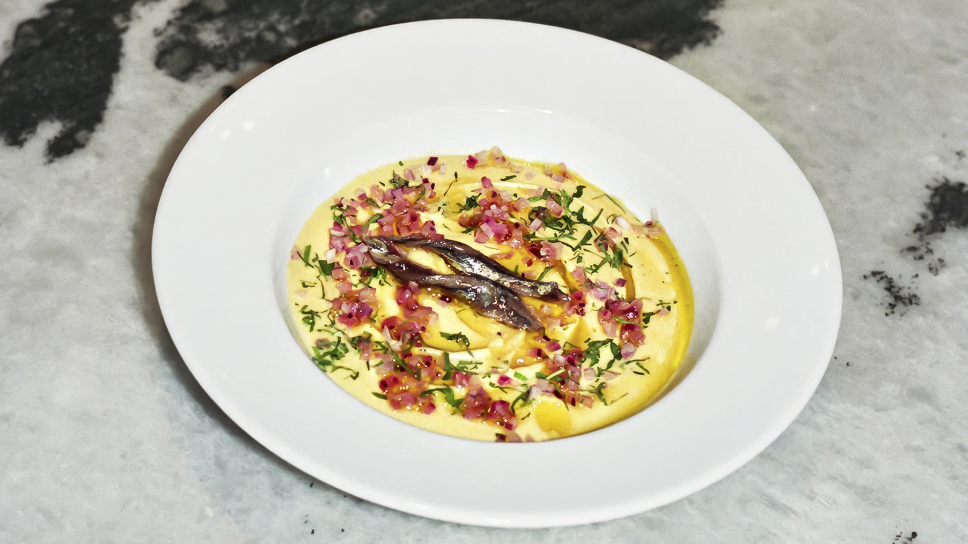 Más allá de la ‘moussaka’ y la ensalada de queso feta, la nueva cocina griega reinterpreta y moderniza la tradición en sus populares gastrotabernas