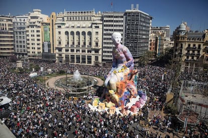 Plaza del Ayuntamiento, abarrotada justo antes de la mascletá del sábado