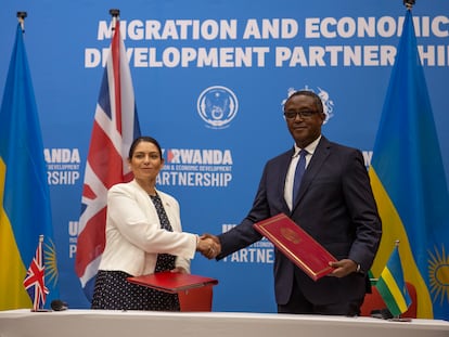 La ministra del Interior de Gran Bretaña, Priti Patel, sella con el ministro de Relaciones Exteriores de Ruanda, Vincent Biruta, el acuerdo de protección “remota” entre el Reino Unido y Ruanda.