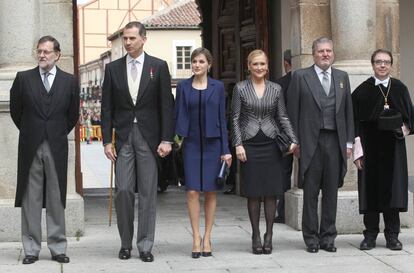 El presidente del Gobierno, Mariano Rajoy; los Reyes; la presidenta de la Comunidad de Madrid, Cristina Cifuentes; el ministro de Educación, Íñigo Méndez de Vigo; y el rector de la Universidad de Alcalá, Fernando Galván, antes del comienzo de la entrega del Premio Cervantes.