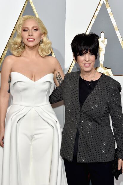 Cantora/atriz Lady Gaga e a compositora Diane Warren.