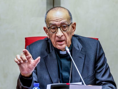 El presidente de la Conferencia Episcopal Española, el cardenal Juan José Omella, durante el discurso de apertura de la asamblea plenaria de los obispos, este lunes en Madrid.