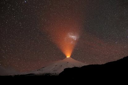 El volcán de Villarrica visto por la noche desde Pucon (Chile).