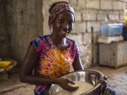 Diarra Ndiaye en la cocina de su casa familiar, en la comuna rural de Ndiebene, Gandiol (Saint Louis).