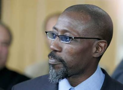 El actor Wesley Snipes, hoy, a su salida del tribunal de Orlando.