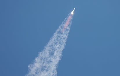 El Starship se eleva sobre el Golfo de México, tras su lanzamiento este martes, en Texas