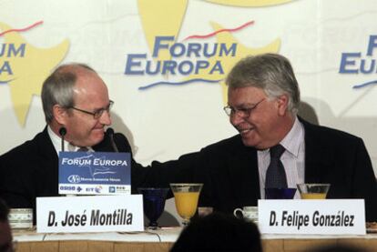 José Montilla y Felipe González, durante una conferencia del presidente catalán ayer en Madrid.
