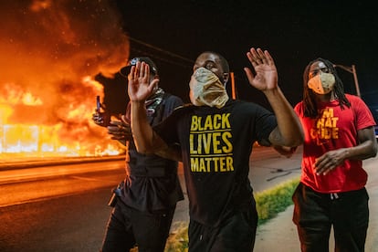 Manifestantes na segunda noite de protestos em Kenosha, Wisconsin, contra operação policial.