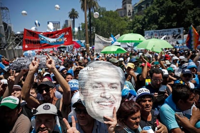 Simpatizantes del nuevo Gobierno se reunieron en la Plaza de Mayo para celebrar la llegada de Alberto Fernández al poder.