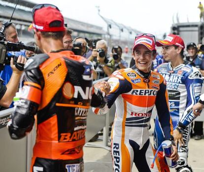 Colin Edwards felicita a Marc Márquez por la pole.