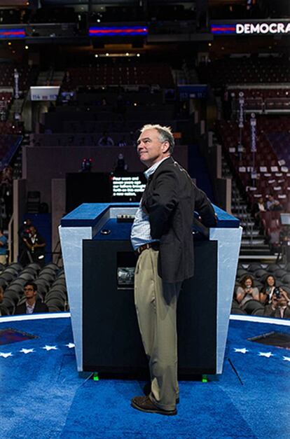 El senador Tim Kaine en el escenario.