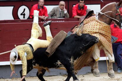 El quinto toro de la tarde derriba al picador en Las Ventas.