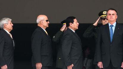 O vice presidente, General Hamilton Mourão e o presidente Jair Bolsonaro, participam da cerimônia da troca da Guarda Presidencial