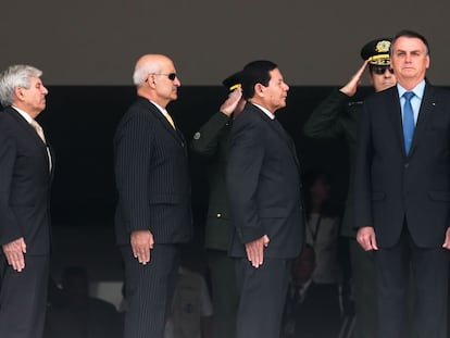 O vice presidente, General Hamilton Mourão e o presidente Jair Bolsonaro, participam da cerimônia da troca da Guarda Presidencial