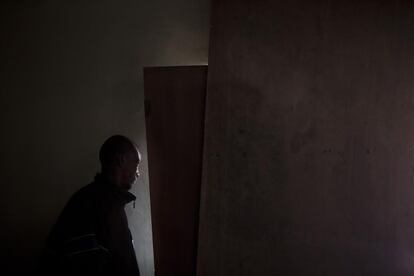 Haitianos en un hotel abandonado de Aquito, a la espera de recibir el visado brasileño