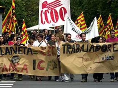 Trabajadores de Opening se manifiestan en Barcelona en protesta por su situación laboral. PLANO GENERAL - ESCENA