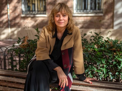 Emma Su‡rez posa encima de un banco en la Plaza Chamberí en Madrid.