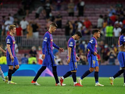 Los jugadores del Barça se retiran tras la derrota ante el Bayern