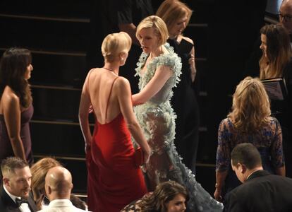 Charlize Theron y Cate Blanchett conversan durante un momento de la gala.  