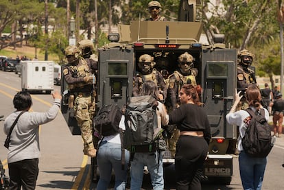 Agentes federales confrontados por ciudadanos en Los Angeles, el 7 de julio de 2025. 