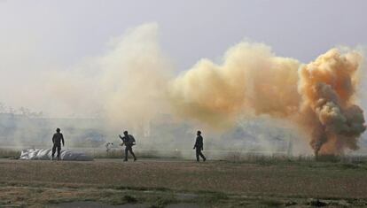 Varios soldados indios participan en un ejercicio del Ejército de Srinagar, capital de verano del Estado de Cachemira, en la India.