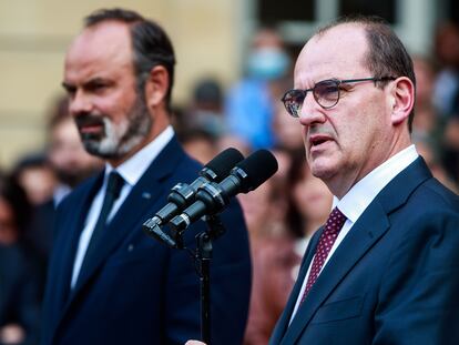 Jean Castex, en primer plano. A su lado, Edouard Philippe, este viernes en París.