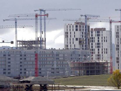 En la imagen, varios edificios de viviendas en construcción. EFE/Archivo