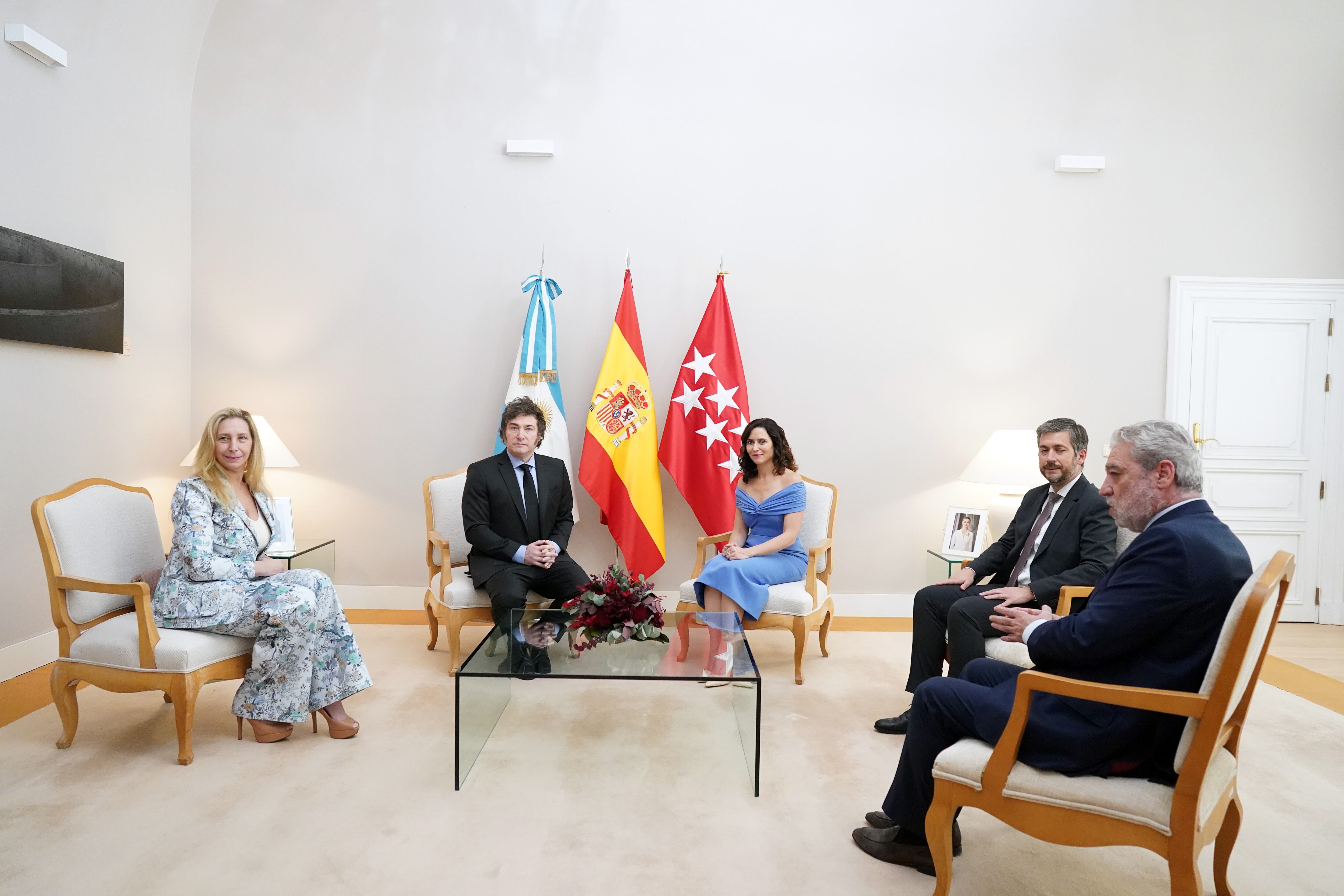 La presidenta de la Comunidad de Madrid, Isabel Díaz Ayuso (3d), recibe al presidente de Argentina, Javier Milei (2i).