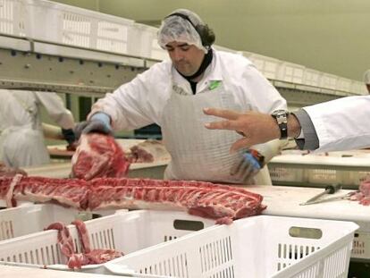 Un trabajado manipula carne en una planta de Campofr&iacute;o en Burgos.