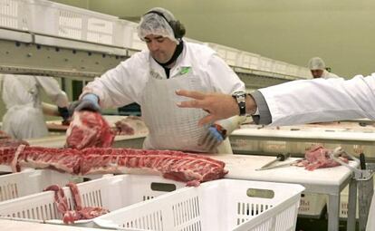 Un trabajado manipula carne en una planta de Campofr&iacute;o en Burgos.