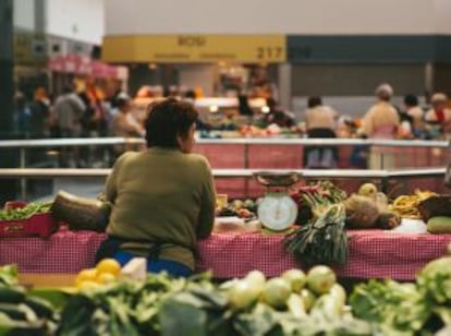 Productores locales en uno de los puestos de venta del Mercado de la Ribera, en Bilbao.