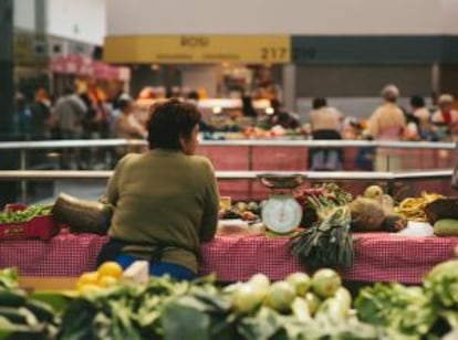 Productores locales en uno de los puestos de venta del Mercado de la Ribera, en Bilbao.