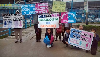 Manifestantes do CMHNTM em protesto no Peru.