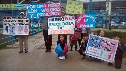 Manifestantes do CMHNTM em protesto no Peru.