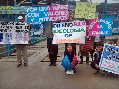 Manifestantes do CMHNTM em protesto no Peru.