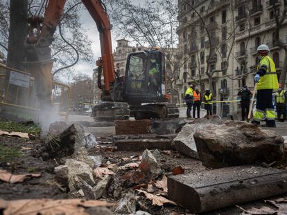 Inicio de las obras de conexión de los tranvías de Barcelona por la Diagonal, a la altura de Verdaguer.