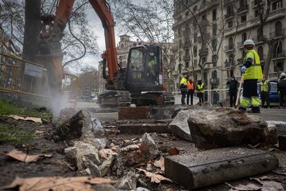 Inicio de las obras de conexión de los tranvías de Barcelona por la Diagonal, a la altura de Verdaguer.