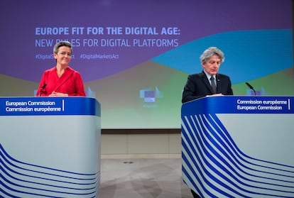 La vicepresidenta de la Comisión Margrethe Vestager y el comisario de Mercado Interior, Thierry Breton.