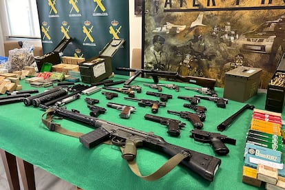 La Guardia Civil ha desmantelado una trama delictiva asentada en las provincias de Jaén y Granada dedicada a la fabricación ilícita y tráfico de armas de fuego y municiones, así como al expolio de piezas arqueológicas de diferentes épocas.