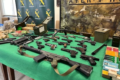 La Guardia Civil ha desmantelado una trama delictiva asentada en las provincias de Jan y Granada dedicada a la fabricacin ilcita y trfico de armas de fuego y municiones, as como al expolio de piezas arqueolgicas de diferentes pocas.