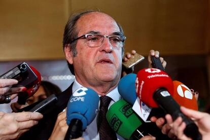 PSOE spokesman Ángel Gabilondo discusses the case before the press.