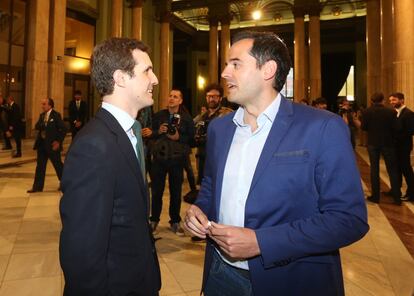Pablo Casado, secretario de comunicación del PP (izquierda) conversa con Ignacio Aguado, portavoz de Ciudadanos en la Asamblea de Madrid.