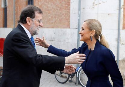 Mariano Rajoy y Cristina Cifuentes se saludan a su llegada a la Universidad de Alcalá de Henares (Madrid). 