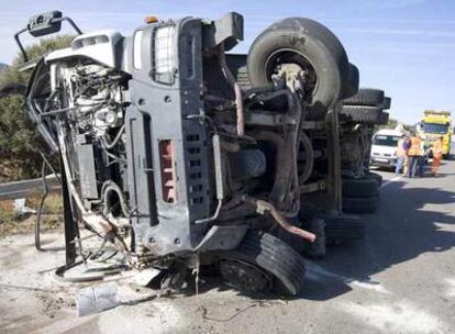 El camión quedó volcado en la carretera M-607 tras chocar contra el turismo.