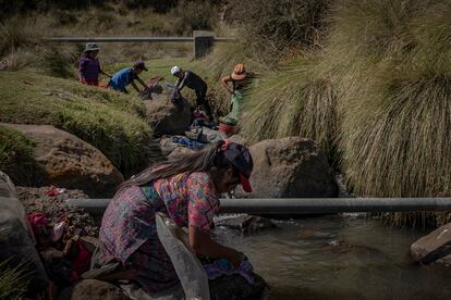 Mujeres lavan su ropa en un arroyo del altiplano guatemalteco.